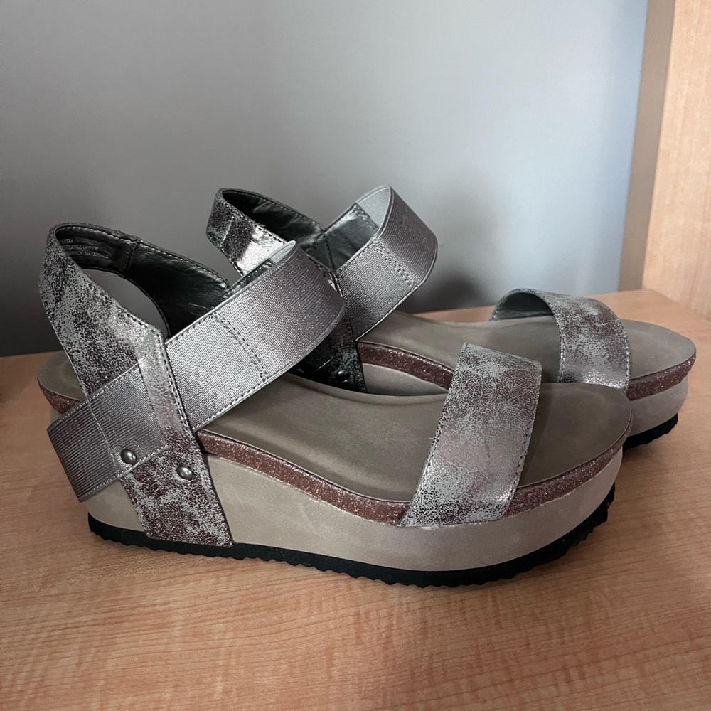 New Crown Vintage Wedge Sandals